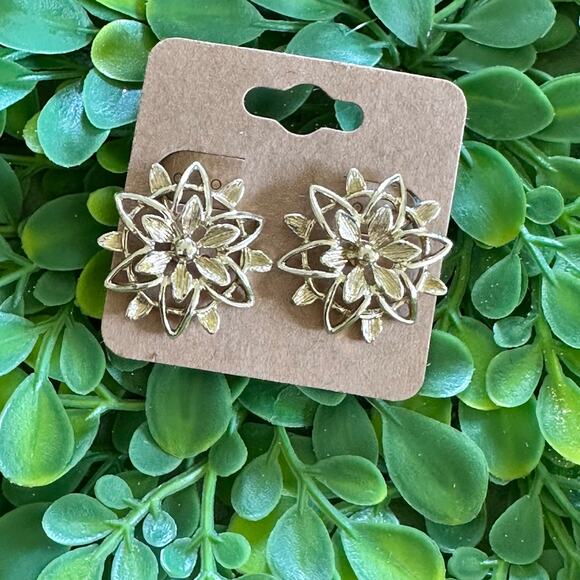 BOGO FREE VTG SARAH COV FLORAL EARRINGS CLIP ON - Picture 6 of 9